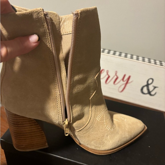 Womenn's Shoe Boots - Light Tan Suede - Size 8 - Picture 13 of 14